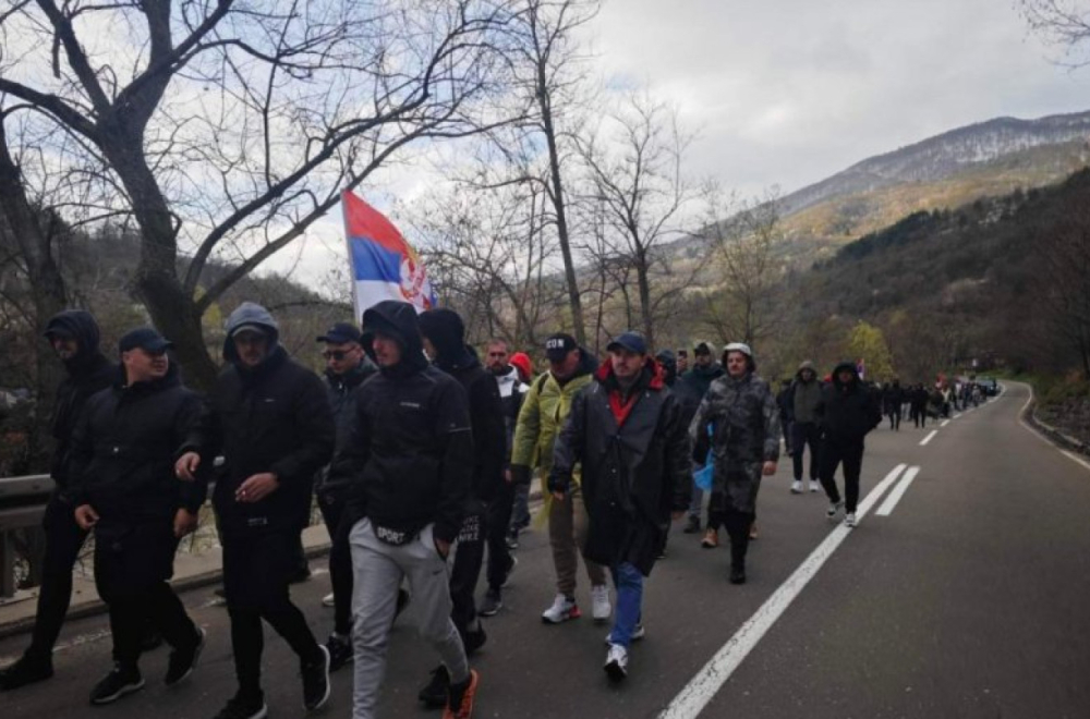 Srbi sa KiM četvrti dan pešačili ka Beogradu: Stigli nadomak Ljiga, sutra nastavljaju put; Veliki doček FOTO