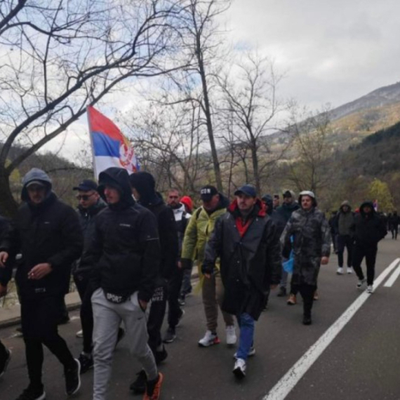 Srbi sa KiM četvrti dan pešačili ka Beogradu: Stigli nadomak Ljiga, sutra nastavljaju put; Veliki doček FOTO