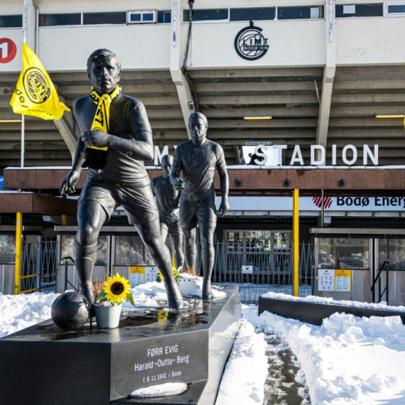 Sneg "okovao" stadion – UEFA kaže: "Igra se" VIDEO