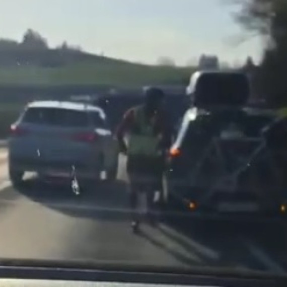 Toliko od vožnje do Strazbura: Blokaderi se penju na bicikle 3 kilometra pred snimanje VIDEO