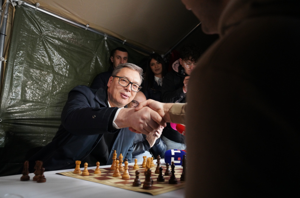 Vučić posetio Pionirski park: Sa studentima koji žele da uče odigrao partiju šaha; "Vi ste iskra slobode"
