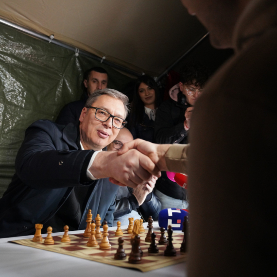 Vučić posetio Pionirski park: Sa studentima koji žele da uče odigrao partiju šaha; "Vi ste iskra slobode"