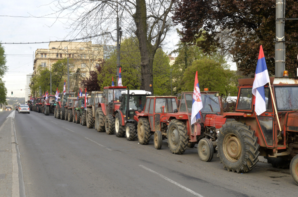 A large number of tractors in Belgrade downtown, each with a Serbian flag; Serbs from Kosovo and Metohija come