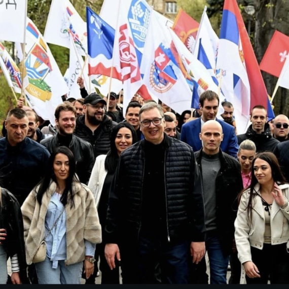 Vučić with the people on the streets of Belgrade: "Serbia has stood up! We won't give our country to anyone"