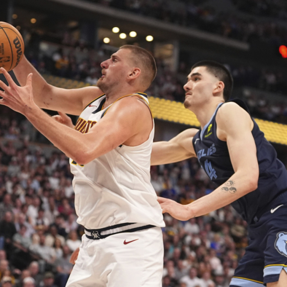 Brutalni Jokić pogurao Denver ka plej-ofu VIDEO