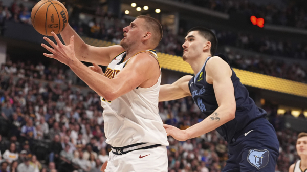 Brutalni Jokić pogurao Denver ka plej-ofu VIDEO