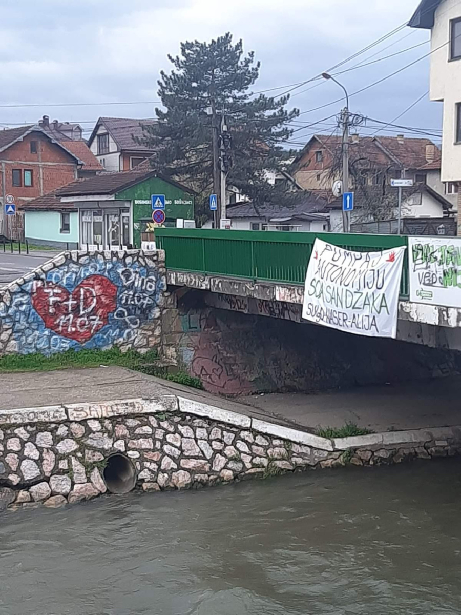 Studenti blokaderi napumpali autonomiju Sandžaka: U Novom Pazaru osvanuli ekstremistički transparenti FOTO