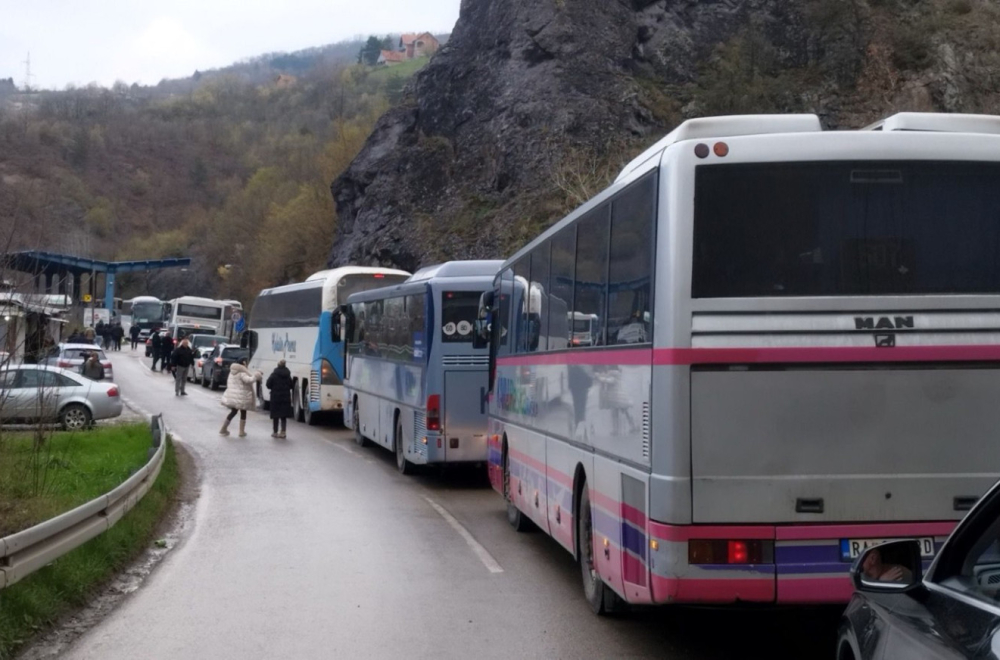 Tzv. kosovska policija zadržala autobuse sa Srbima koji su krenuli u Beograd, oglasio se Petković