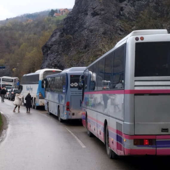 Tzv. kosovska policija zadržala autobuse sa Srbima koji su krenuli u Beograd, oglasio se Petković