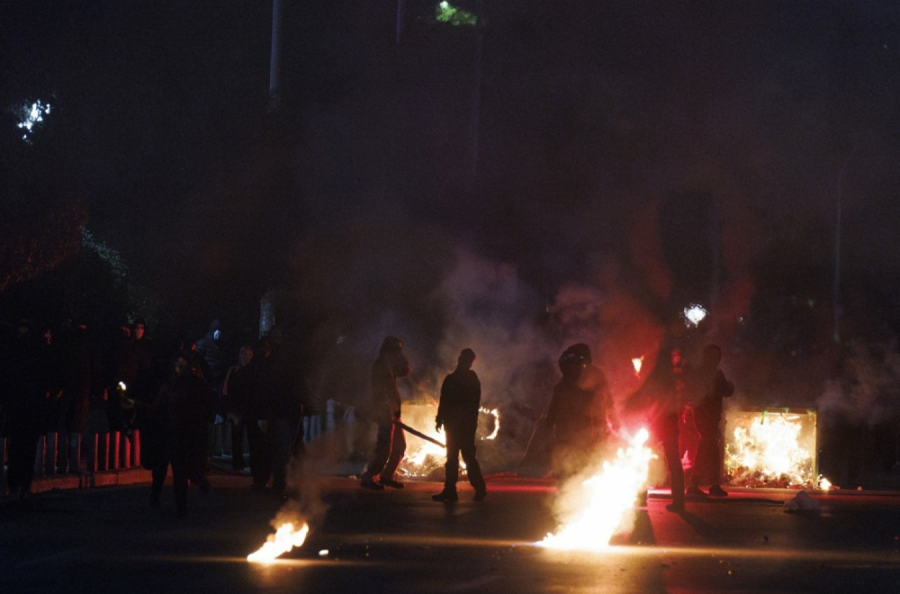Haos na ulicama Atine: Veliki sukob policije i građana, uhapšene 72 osobe
