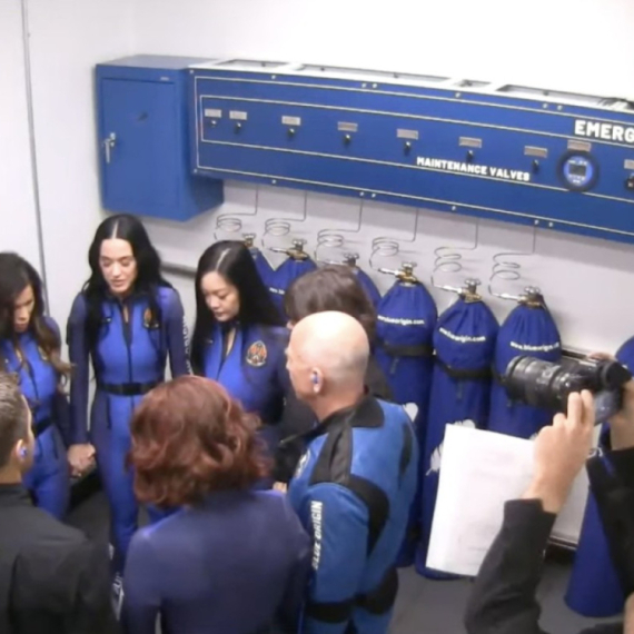 Ismevanje na račun "ženskog leta u svemir" ne prestaje: "Jel Kejti Peri sada guru?" VIDEO