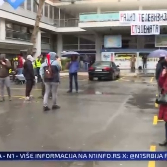 Siledžijstvo blokadera se nastavlja ispred RTS-a; Oglasilo se VJT: Pažljivo pratimo VIDEO