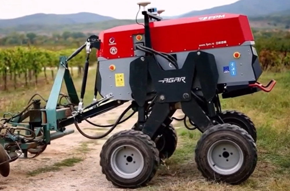 Srpski roboti na njivama uz traktore i motike VIDEO