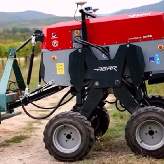 Srpski roboti na njivama uz traktore i motike VIDEO