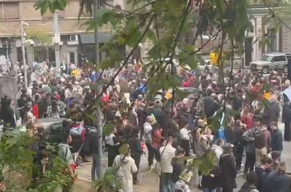 Blokaderi pokušavaju novi napad na RTS i RTV; Blokirali ulicu, maltretiraju građane FOTO/VIDEO