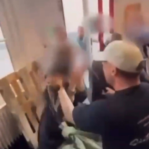 Policija u civilu upala na Univerzitet u Amsterdamu: Fizički napali blokadere, pa ih isterali napolje VIDEO