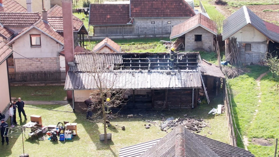Ogroman požar: Vatra progutala krov objekta FOTO