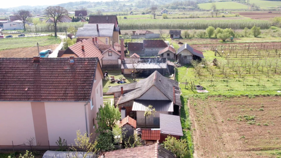 Ogroman požar: Vatra progutala krov objekta FOTO
