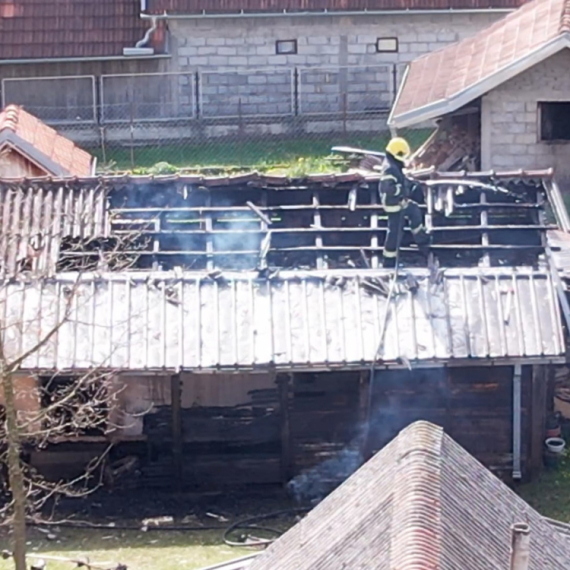 Ogroman požar: Vatra "progutala" krov objekta FOTO