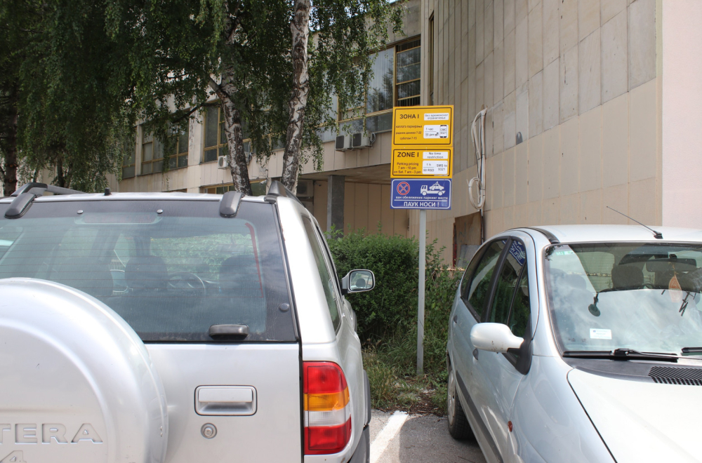 Haos u centru grada: Radnik mu dao kartu za parking, a Kragujevčanin ga brutalno napao