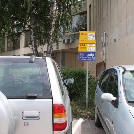 Haos u centru grada: Radnik mu dao kartu za parking, a Kragujevčanin ga brutalno napao