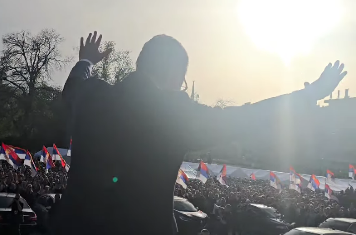 Vučić ispred Skupštine Srbije dočekan ovacijama; Odjekuje: "Aco, Srbine" VIDEO