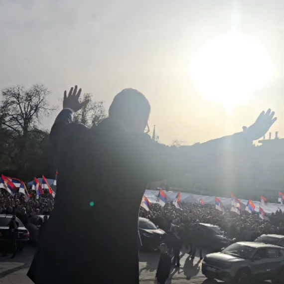 Vučić ispred Skupštine Srbije dočekan ovacijama; Odjekuje: "Aco, Srbine" VIDEO
