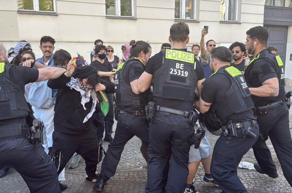 German police used force: Barricades were broken at Berlin's Humboldt University VIDEO