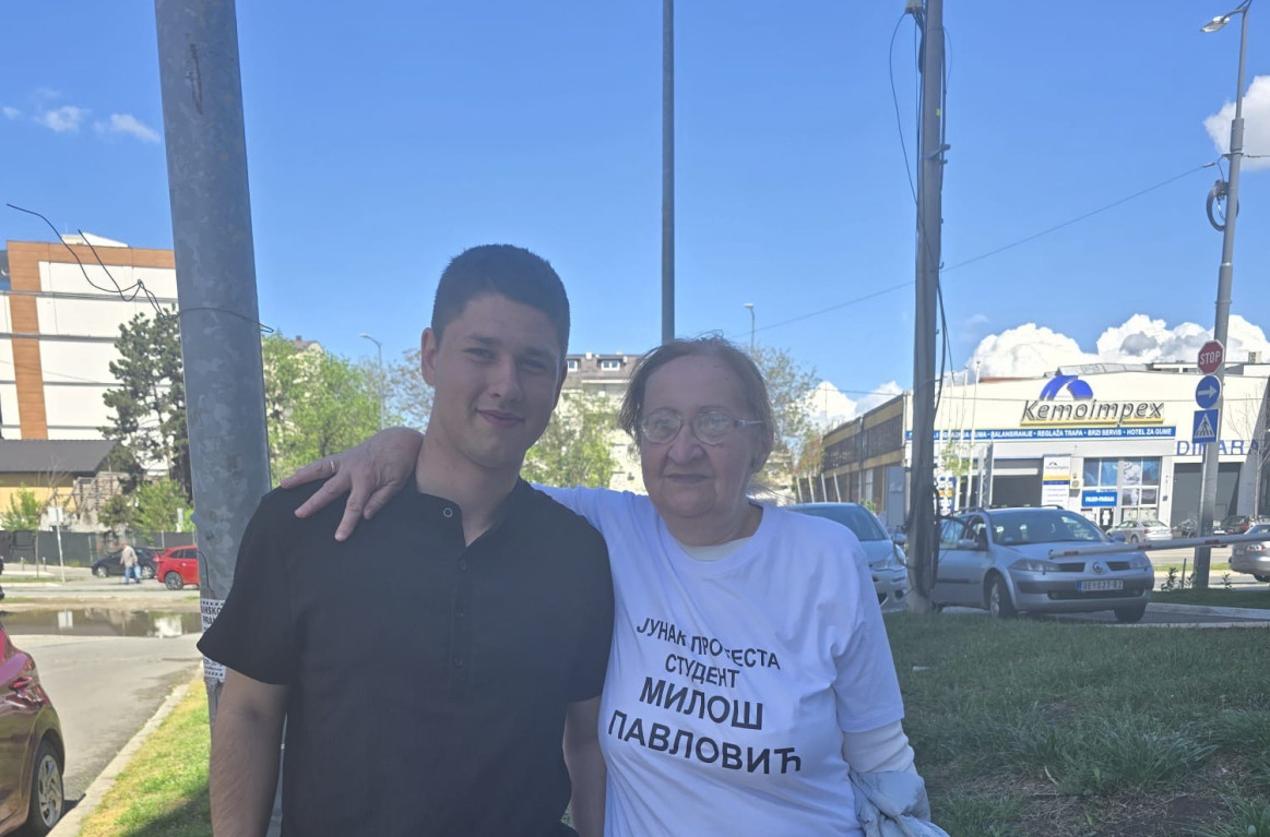 Student Miloš Pavlović naišao na stariju ženu sa interesantnom majicom; "Nismo sami" FOTO