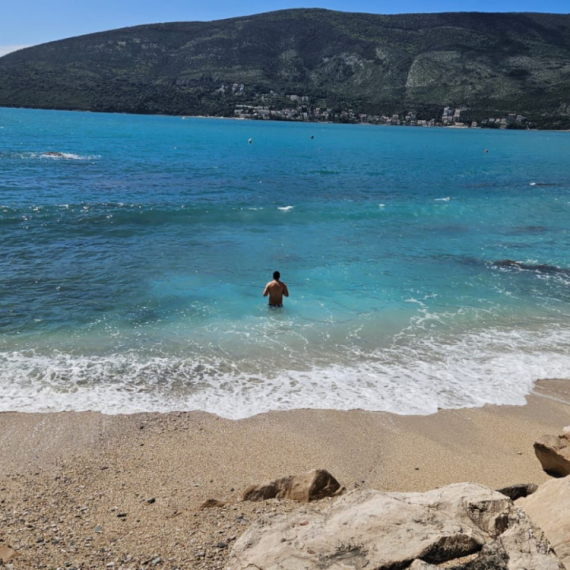Palo aprilsko kupanje kao da je jul: Crnogorske plaže pune turista za praznike FOTO