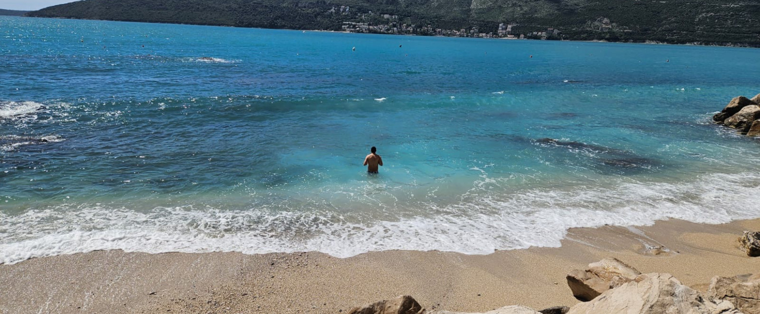 Palo aprilsko kupanje kao da je jul: Crnogorske plaže pune turista za praznike FOTO