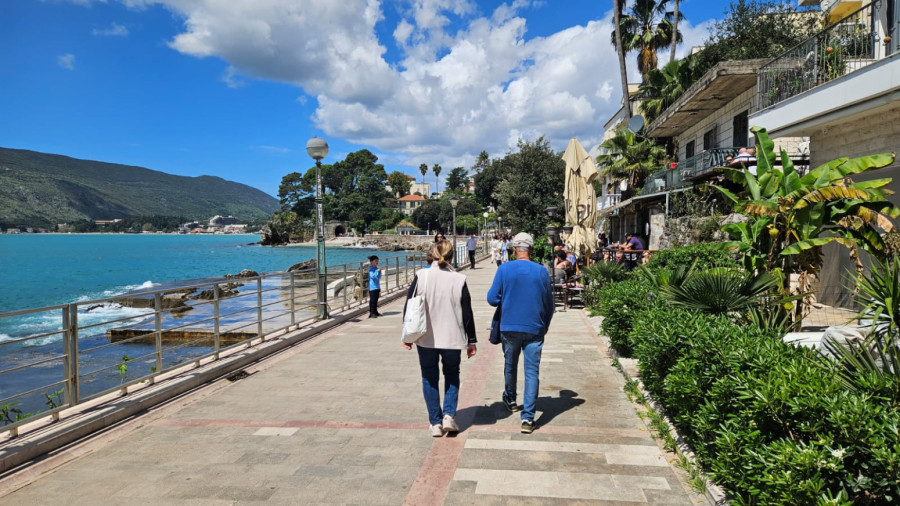 Palo aprilsko kupanje kao da je jul: Crnogorske plaže pune turista za praznike FOTO