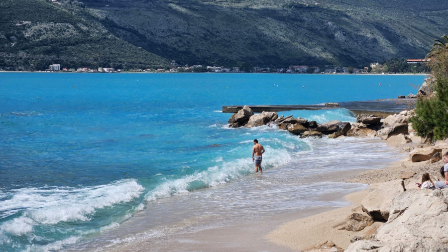 Palo aprilsko kupanje kao da je jul: Crnogorske plaže pune turista za praznike FOTO
