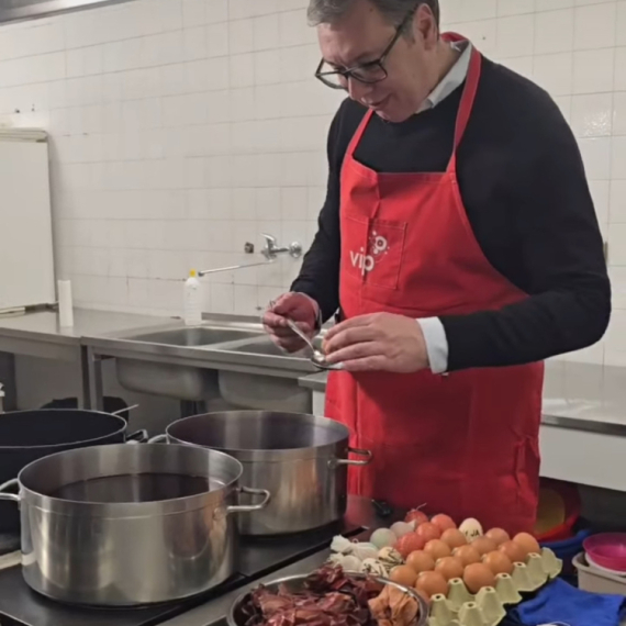 Vučić se oglasio: Bojim jaja i nosim u Ćacilend. I ja sam Ćaci! VIDEO