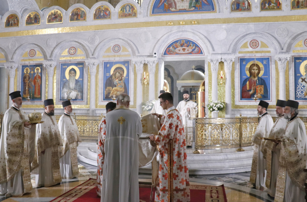 U Hramu Svetog Save služena vaskršnja liturgija; Patrijarh Porfirije u Pećkoj patrijaršiji FOTO