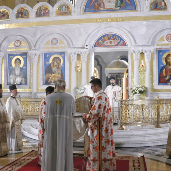 U Hramu Svetog Save služena vaskršnja liturgija; Patrijarh Porfirije u Pećkoj patrijaršiji FOTO