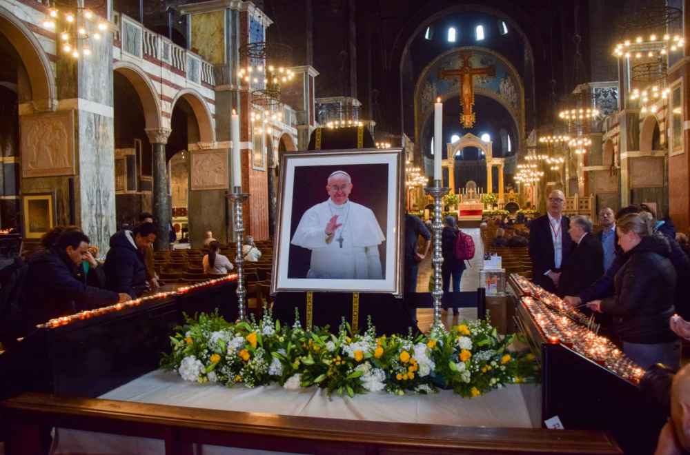 Metalna cev, novčići... Otkriveno s kojim predmetima će papa Franja biti sahranjen