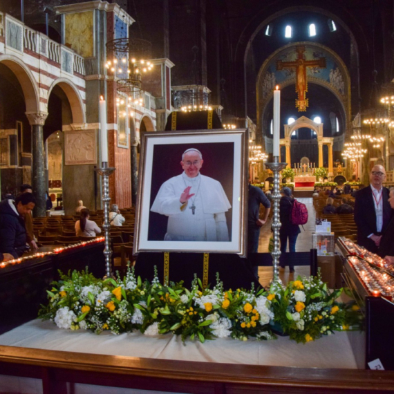 Metalna cev, novčići... Otkriveno s kojim predmetima će papa Franja biti sahranjen