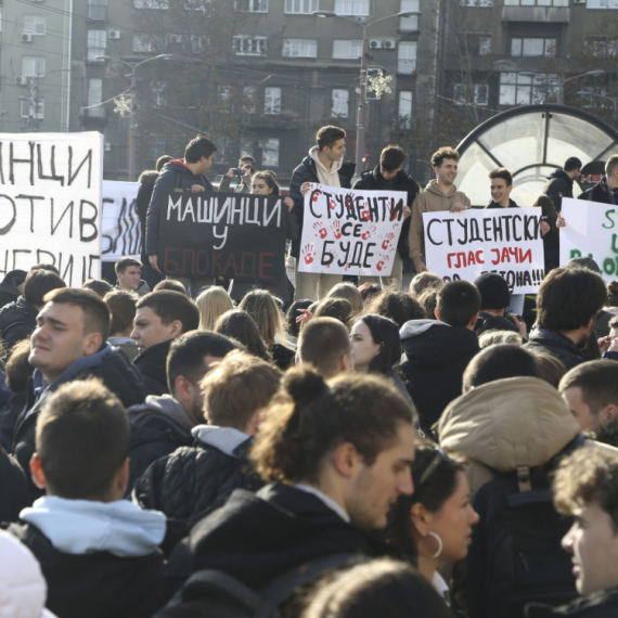 Opozicija se potpuno pogubila: Prepodne penzioneri podržavaju studente, a poslepodne su "Vučićevi" FOTO