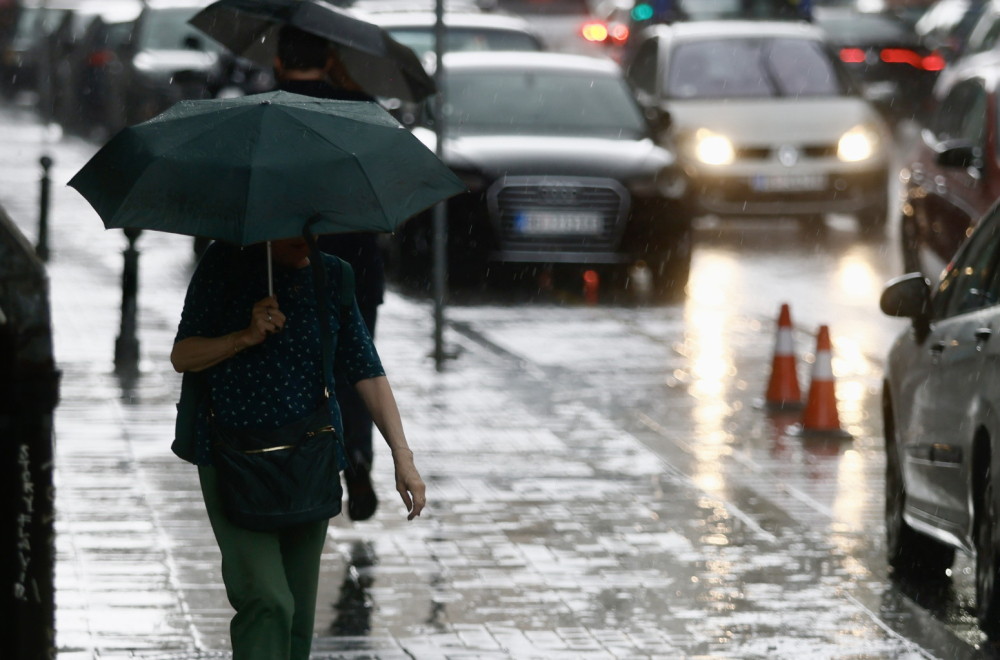 Changeable weather today; Heavy showers and thunderstorms in the afternoon