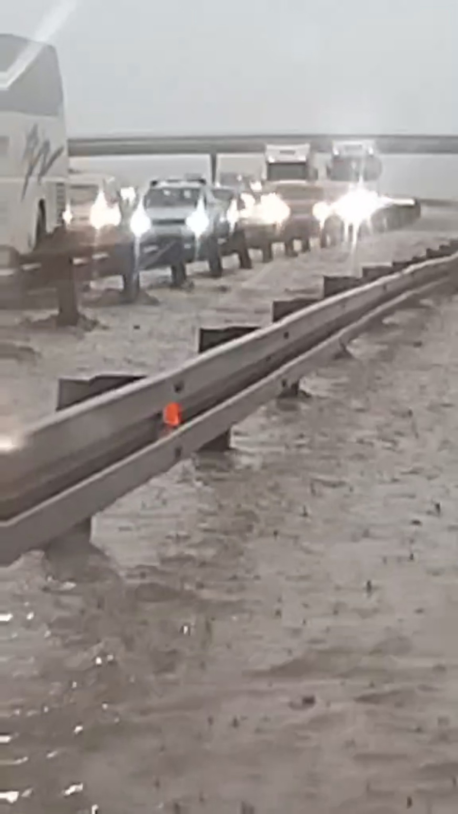 Kolaps na auto-putu zbog poplave: Voda i blato izlili na kolovoz, vozači u problemu FOTO/VIDEO