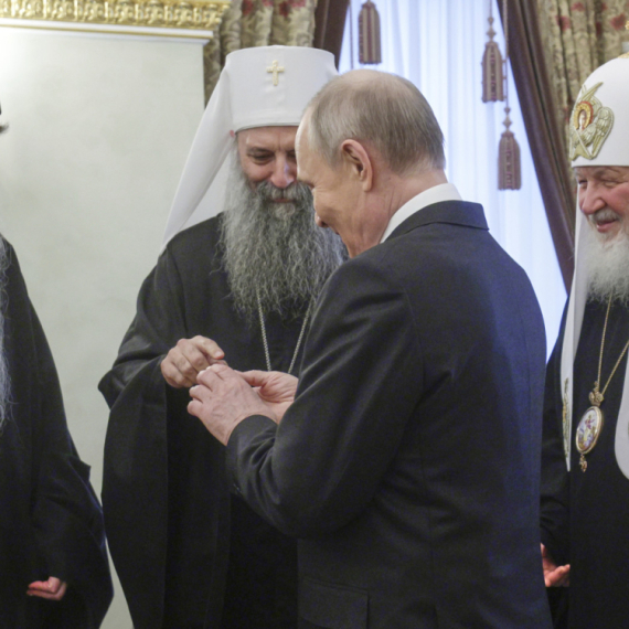 Putin posle sastanka sa patrijarhom Porfirijem: Očekujem Vučića 9. maja u Moskvi FOTO