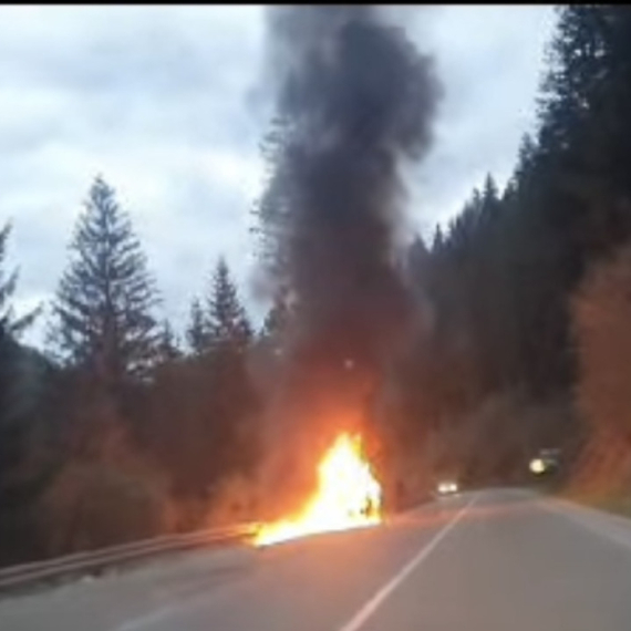 Zapalio se auto u pokretu kod Nove Varoši; "Vatrom zahvaćen i put" VIDEO