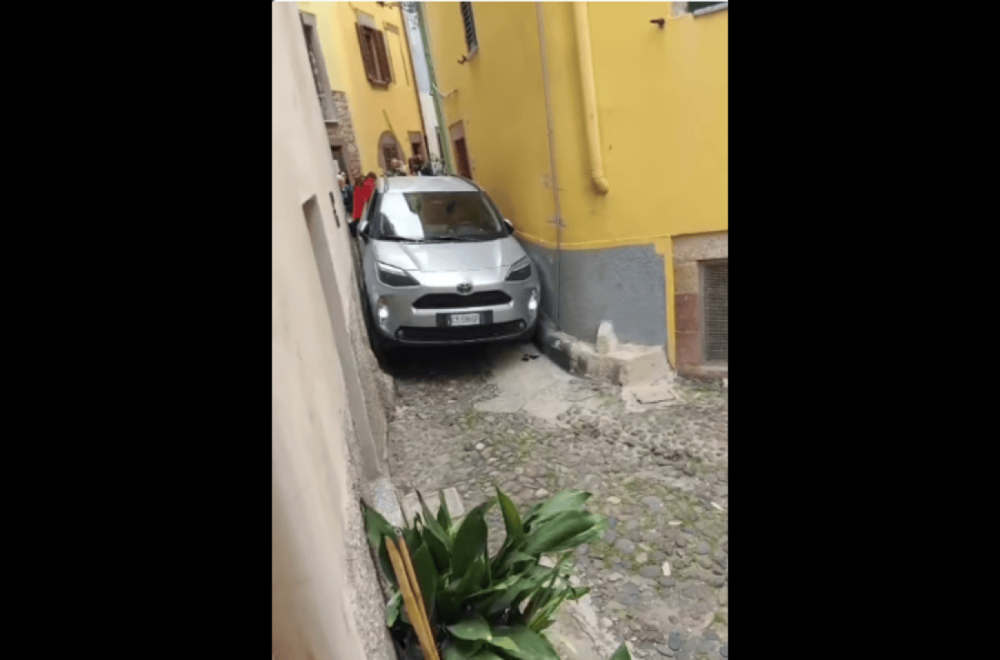 Uske ulice i neiskusni vozači: Pogledajte kako se zaglavio! VIDEO