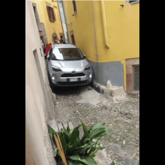 Uske ulice i neiskusni vozači: Pogledajte kako se zaglavio! VIDEO