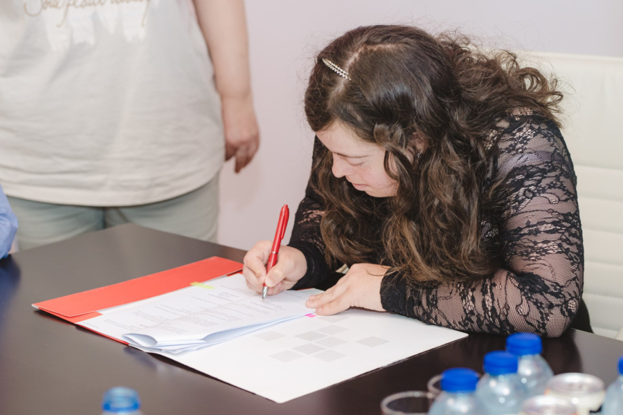 Inkluzija na delu: Ivana Popović prva zaposlena osoba sa Daunovim sindromom u m:tel-u FOTO