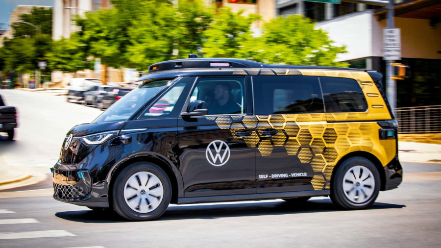 Volkswagen prestigao Teslu u trci za robotaksije!