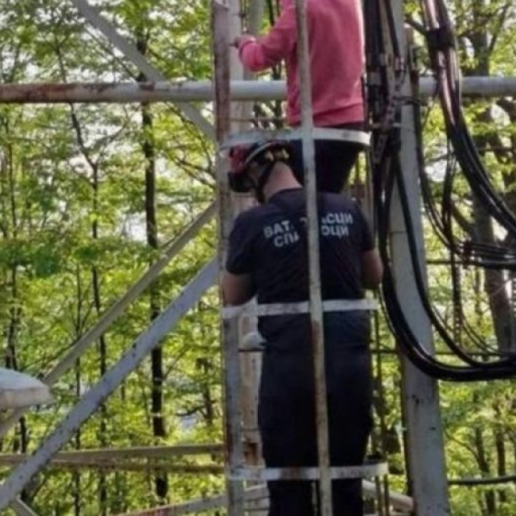 Drama u Majdanpeku: Stigao šok poziv, usledila dramatična akcija na TV tornju FOTO