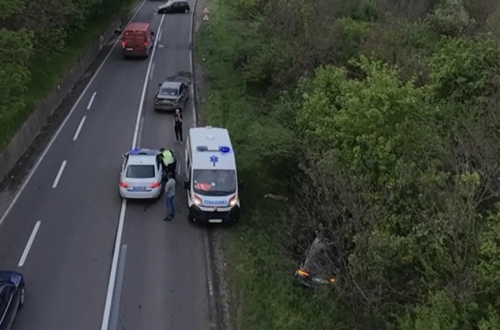 Žestok sudar nekoliko vozila: Dve osobe povređene, automobili razbacani po putu FOTO/VIDEO