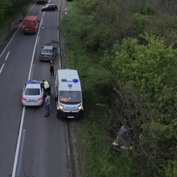 Žestok sudar nekoliko vozila: Dve osobe povređene, automobili razbacani po putu FOTO/VIDEO